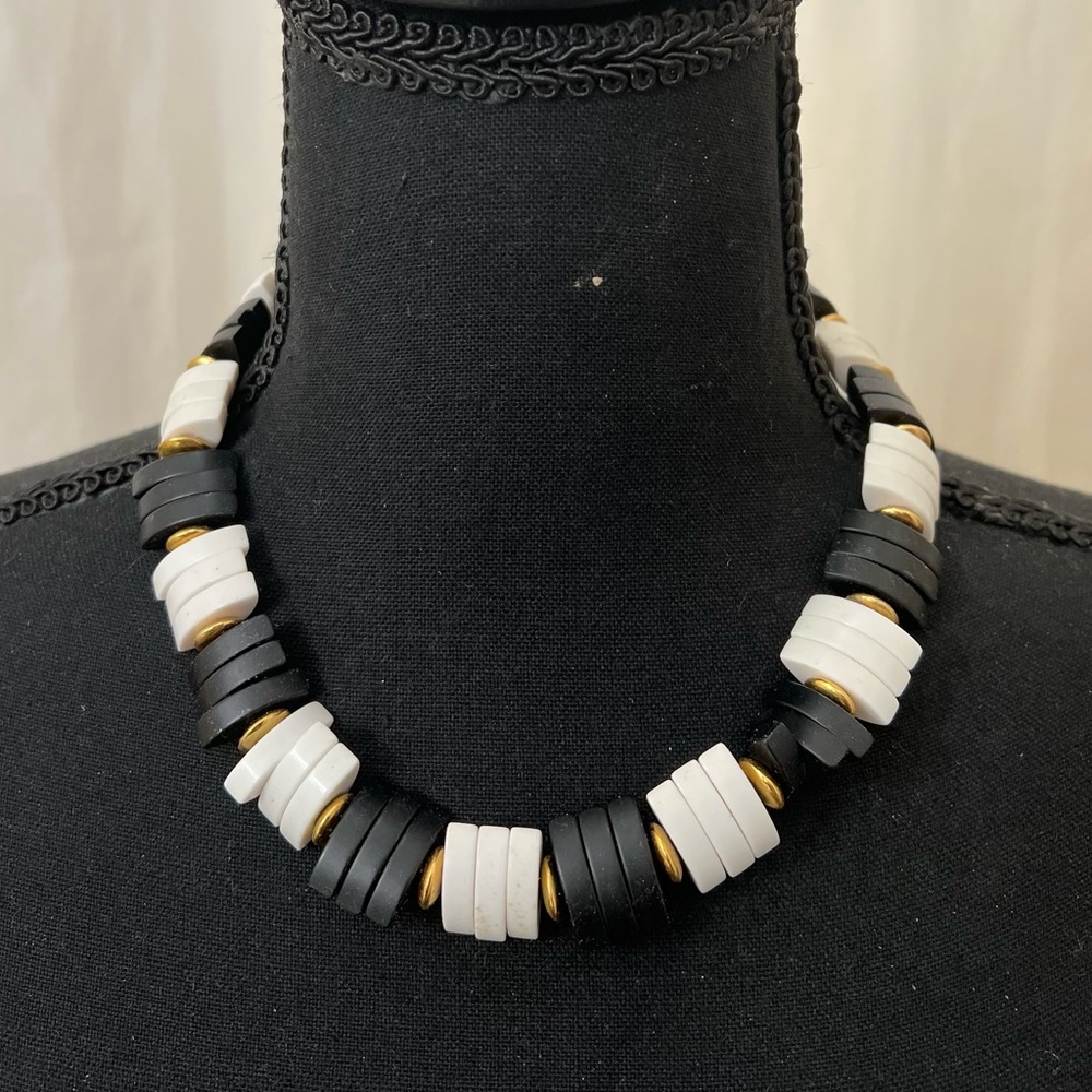 The spectator look beautiful black and white necklace good condition